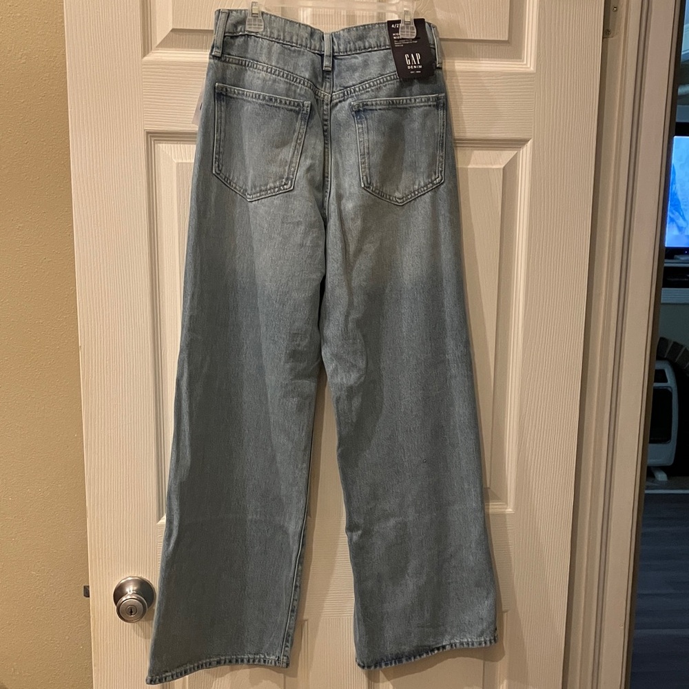 GAP Women's Light Blue Relaxed Straight Jeans - Picture 6 of 7
